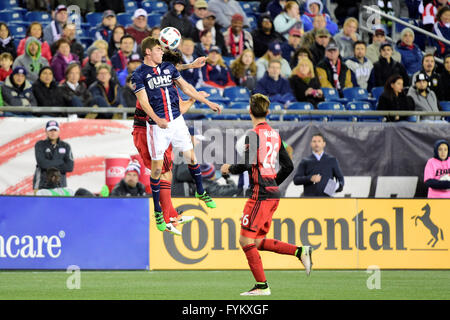 Le Mercredi, Avril 27, 2016 : New England Revolution terrain Donnie Smith (33) à la tête de la balle pendant le match entre MLS Timbers de Portland et le New England Revolution tenue au Stade Gillette à Foxborough dans le Massachusetts. Eric Canha/CSM Banque D'Images