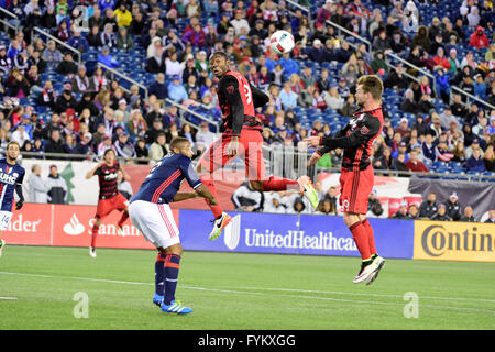 Le Mercredi, Avril 27, 2016 : Portland Timbers avant Fanendo Adi (9) montres le vol de la boule pendant la MLS match entre les Timbers de Portland et le New England Revolution tenue au Stade Gillette à Foxborough dans le Massachusetts. Eric Canha/CSM Banque D'Images