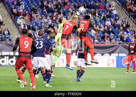 Le Mercredi, Avril 27, 2016 : New England Revolution gardien Bobby Shuttleworth (22) Les poinçons le ballon pendant le match entre MLS Timbers de Portland et le New England Revolution tenue au Stade Gillette à Foxborough dans le Massachusetts. Eric Canha/CSM Banque D'Images