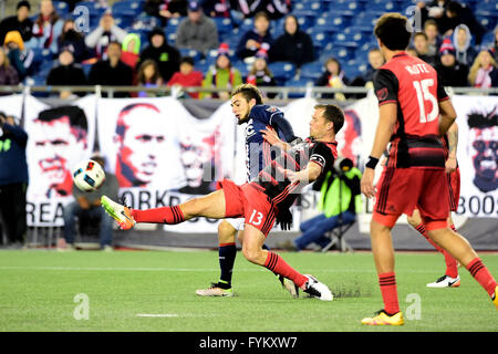 Le Mercredi, Avril 27, 2016 : Portland Timbers en avant Jack Jewsbury (13) maintient la balle loin de New England Revolution en avant Diego Fagundez (14) lors de la MLS match entre les Timbers de Portland et le New England Revolution tenue au Stade Gillette à Foxborough dans le Massachusetts. La Nouvelle Angleterre liée Portland 1-1. Eric Canha/CSM Banque D'Images