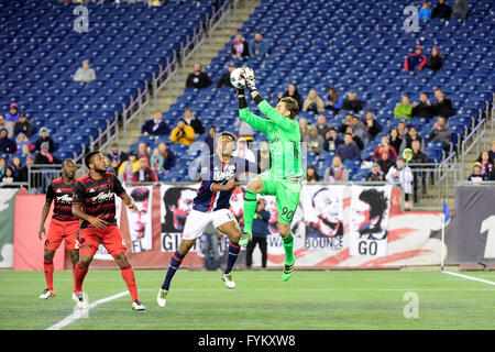 Le Mercredi, Avril 27, 2016 : Portland Timbers en avant Jack McInerney (99) bat New England Revolution avant Juan Agudelo (17) à la balle pendant le match entre MLS Timbers de Portland et le New England Revolution tenue au Stade Gillette à Foxborough dans le Massachusetts. La Nouvelle Angleterre liée Portland 1-1. Eric Canha/CSM Banque D'Images