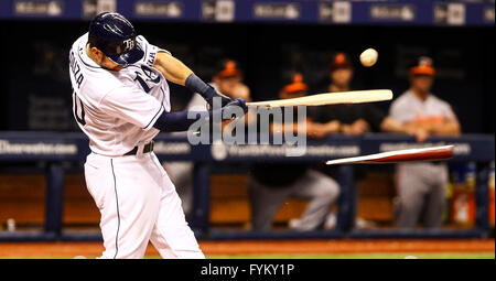 Saint Petersburg, Florida, USA. Apr 27, 2016. Vous VRAGOVIC | fois.Rays de Tampa Bay droit fielder Steven Souza Jr. (20) partage son bat sur une Talonnette femme ESD pour mettre fin à la septième manche du match entre les Rays de Tampa Bay et les Orioles de Baltimore au Tropicana Field à Saint-Pétersbourg, en Floride, le mercredi 27 avril, 2016. © Vous Vragovic/Tampa Bay Times/ZUMA/Alamy Fil Live News Banque D'Images