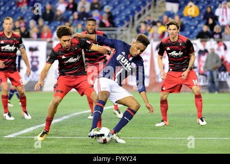 Le Mercredi, Avril 27, 2016 : Portland Timbers defender Chris Klute (15) et New England Revolution avant Juan Agudelo (17) Bataille en face de l'objectif de contrôle de la balle pendant le match entre MLS Timbers de Portland et le New England Revolution tenue au Stade Gillette à Foxborough dans le Massachusetts. La Nouvelle Angleterre liée Portland 1-1. Eric Canha/CSM Banque D'Images