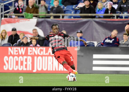 Le Mercredi, Avril 27, 2016 : Portland Timbers avant Darren Mattocks (22) partie en action pendant le match entre MLS Timbers de Portland et le New England Revolution tenue au Stade Gillette à Foxborough dans le Massachusetts. La Nouvelle Angleterre liée Portland 1-1. Eric Canha/CSM Banque D'Images