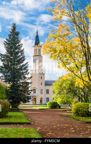 Paysage d'automne dans le parc en face de l'Hôtel de Ville à Sillamae, Estonie Banque D'Images