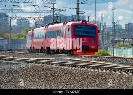 Red train AeroExpress à l'aéroport international Sheremetyevo devrait être sur la voie de chemin de fer Banque D'Images