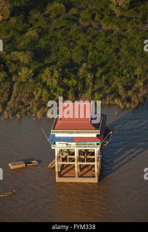 Temple sur pilotis, lac Tonlé Sap, près de Siem Reap, Cambodge - vue aérienne Banque D'Images