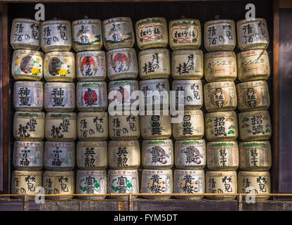 Une collection de saké japonais barils empilés les uns sur les autres en Sanctuaire Heian, Kyoto, Japon Banque D'Images