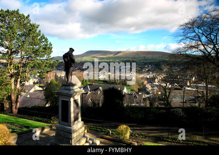 Le mémorial de guerre au château de Clitheroe ressemble à l'échelle de la colline de Pendle, Lancashire. Banque D'Images