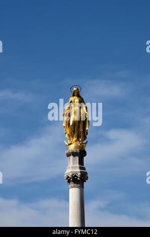 Statue Vierge Marie doré à l'extérieur de la colonne d'assomption cathédrale de Zagreb Croatie Banque D'Images