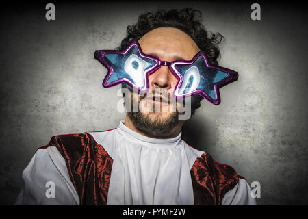 Silly, surprise, homme stupide avec des lunettes et des gestes gracieux parti ridicule Banque D'Images