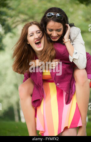 2 femme ayant un temps agréable Banque D'Images