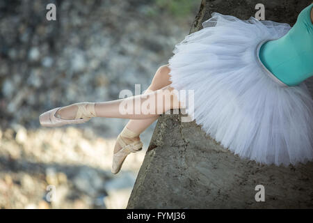 Ballerine assise sur le bord du pont Banque D'Images