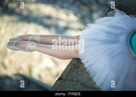 Ballerine assise sur le bord du pont Banque D'Images