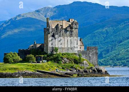 Le Château d'Eilean Donan vu de l'ouest à Loch Duich près de Dornie, dans l'ouest de Ross-shire, Scotland, United Kingdom Banque D'Images