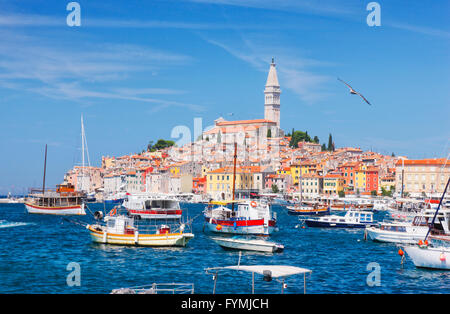 Port très fréquenté dans la ville de Rovinj en Istrie Banque D'Images