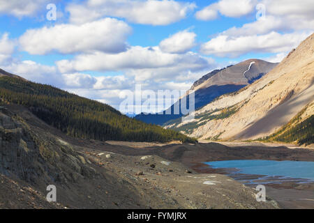 Au début de l'automne dans les Montagnes Rocheuses du Canada. Banque D'Images