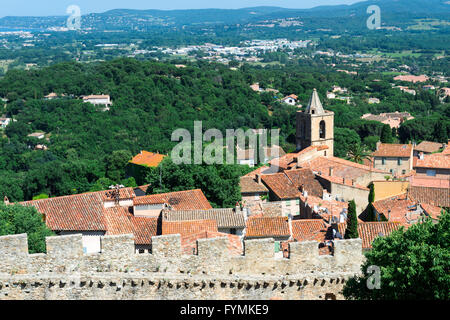 Vue aérienne sur le village médiéval de Grimaud, Var, Provence Alpes Cote d'Azur, France Banque D'Images