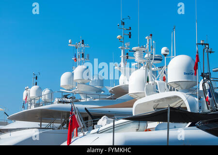 Motor yachts de luxe hébergement dans le port de plaisance de Saint-Tropez, Var, Provence Alpes Cote d'Azur, France Banque D'Images