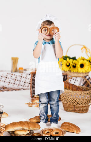 Boy chef cooking in the kitchen Banque D'Images