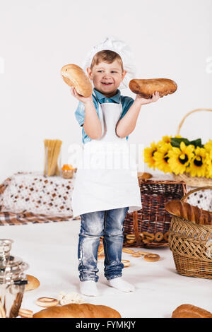 Boy chef cooking in the kitchen Banque D'Images