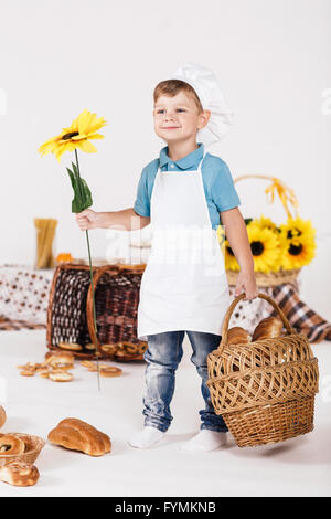 Boy chef cooking in the kitchen Banque D'Images