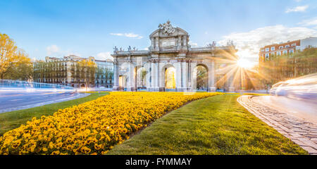 La porte de Alacala (Puerta de Alcala) est un l'un des portes anciennes de la ville de Madrid, Espagne. Il a été l'entrée de gens co Banque D'Images