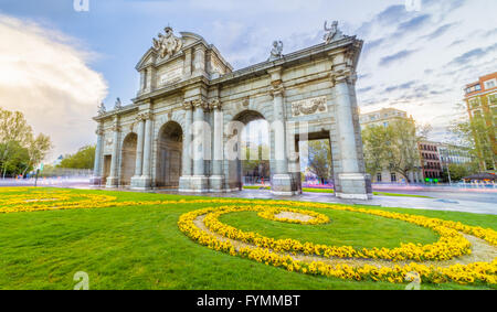 La porte de Alacala (Puerta de Alcala) est un l'un des portes anciennes de la ville de Madrid, Espagne. Il a été l'entrée de gens co Banque D'Images