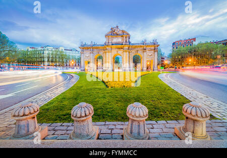 La porte de Alacala (Puerta de Alcala) est un l'un des portes anciennes de la ville de Madrid, Espagne. Il a été l'entrée de gens co Banque D'Images