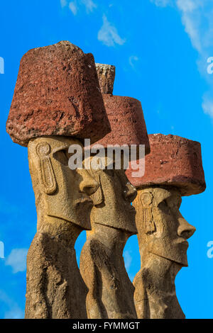 L'ahu Nao-Nao Moais portant un chapeau rouge, Anakena, parc national de Rapa Nui, l'île de Pâques, Chili, Site du patrimoine mondial de l'UNESCO Banque D'Images