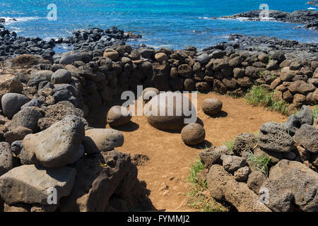 Te Pito Kura Henua stone (le nombril du monde), Parc national de Rapa Nui, l'île de Pâques, Chili, UNESCO World Heritage Banque D'Images