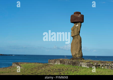 Moai portant un Pukao (Topknots), cérémonial Tahai Hanga Roa, complexes, parc national de Rapa Nui, l'île de Pâques, Chili Banque D'Images