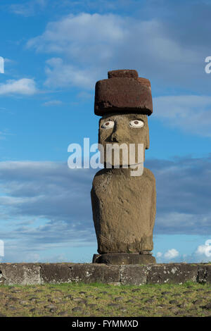 Moai portant un Pukao (Topknots), cérémonial Tahai Hanga Roa, complexes, parc national de Rapa Nui, l'île de Pâques, Chili Banque D'Images