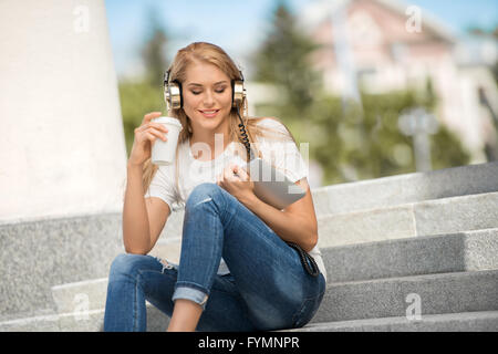 Musique, de café et d'une connexion wi-fi. Banque D'Images