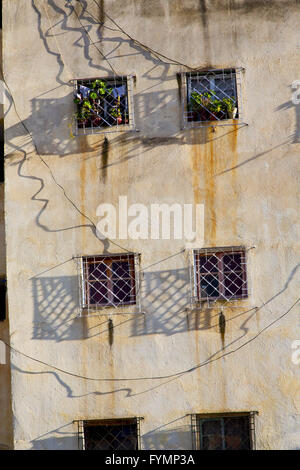 Fenêtre dans le Maroc et l'ancien bâtiment historique en brique de wal Banque D'Images