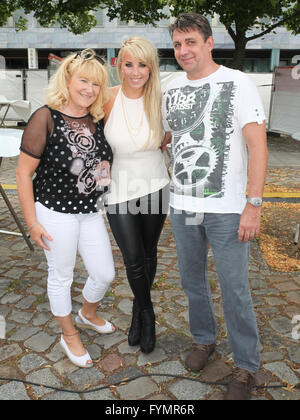 Singer Annemarie Eilfeld avec les parents Banque D'Images