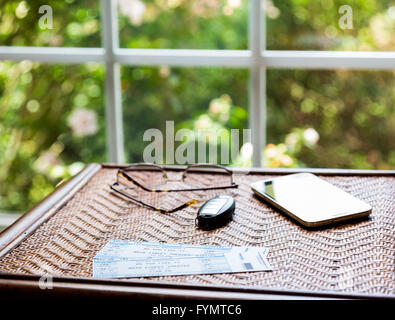 Paire de billets de théâtre sur table avec fenêtre Banque D'Images