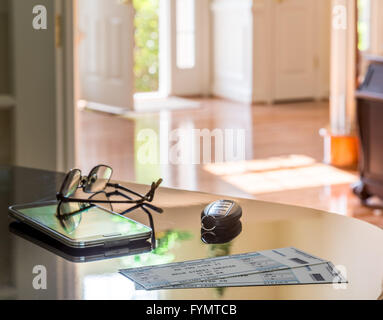 Paire de billets de théâtre sur table avec porte avant Banque D'Images