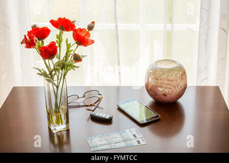 Paire de billets de théâtre sur table avec fenêtre Banque D'Images