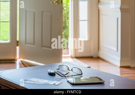 Paire de billets de théâtre sur table avec porte avant Banque D'Images