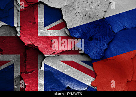 Drapeaux du Royaume-Uni et Russie peint sur mur fissuré Banque D'Images