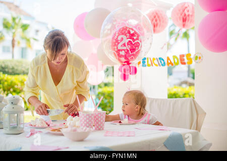 Piscine d'Anniversaire pour une petite fille mignonne Banque D'Images