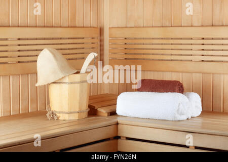 Sauna traditionnel en bois pour la détente avec seau d'eau Banque D'Images