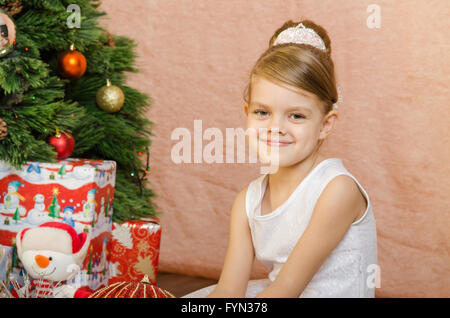 Portrait d'une petite fille de cinq ans à l'arbre de Noël Banque D'Images