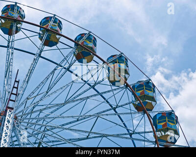 Grande roue contre le ciel bleu. Banque D'Images