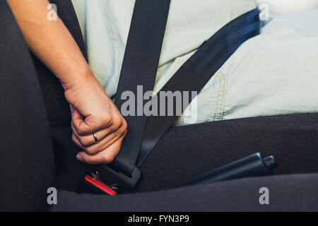 Femme enceinte, porter la ceinture de sécurité dans la voiture Banque D'Images