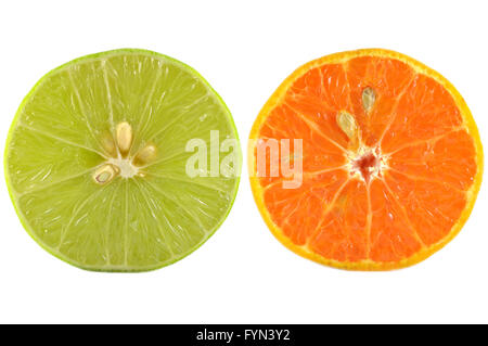 Moitiés de lime et orange sur fond blanc Banque D'Images