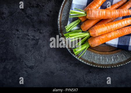 La carotte. Carottes fraîches bunch. Jeunes carottes. Les matières organiques fraîches carottes orange. Végétalien sain des légumes. Banque D'Images
