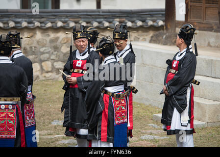 Gyeonggi-do, Corée du Sud - 22 Avril 2016 : Gyeonggi-do, Corée du Sud 22 avril 2016 protéger le village des gardes vêtus de traditi Banque D'Images