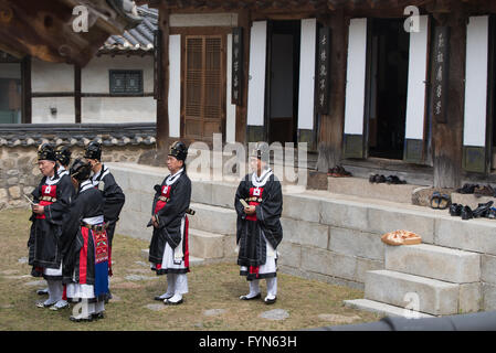 Gyeonggi-do, Corée du Sud - 22 Avril 2016 : Gyeonggi-do, Corée du Sud 22 avril 2016 protéger le village des gardes vêtus de traditi Banque D'Images